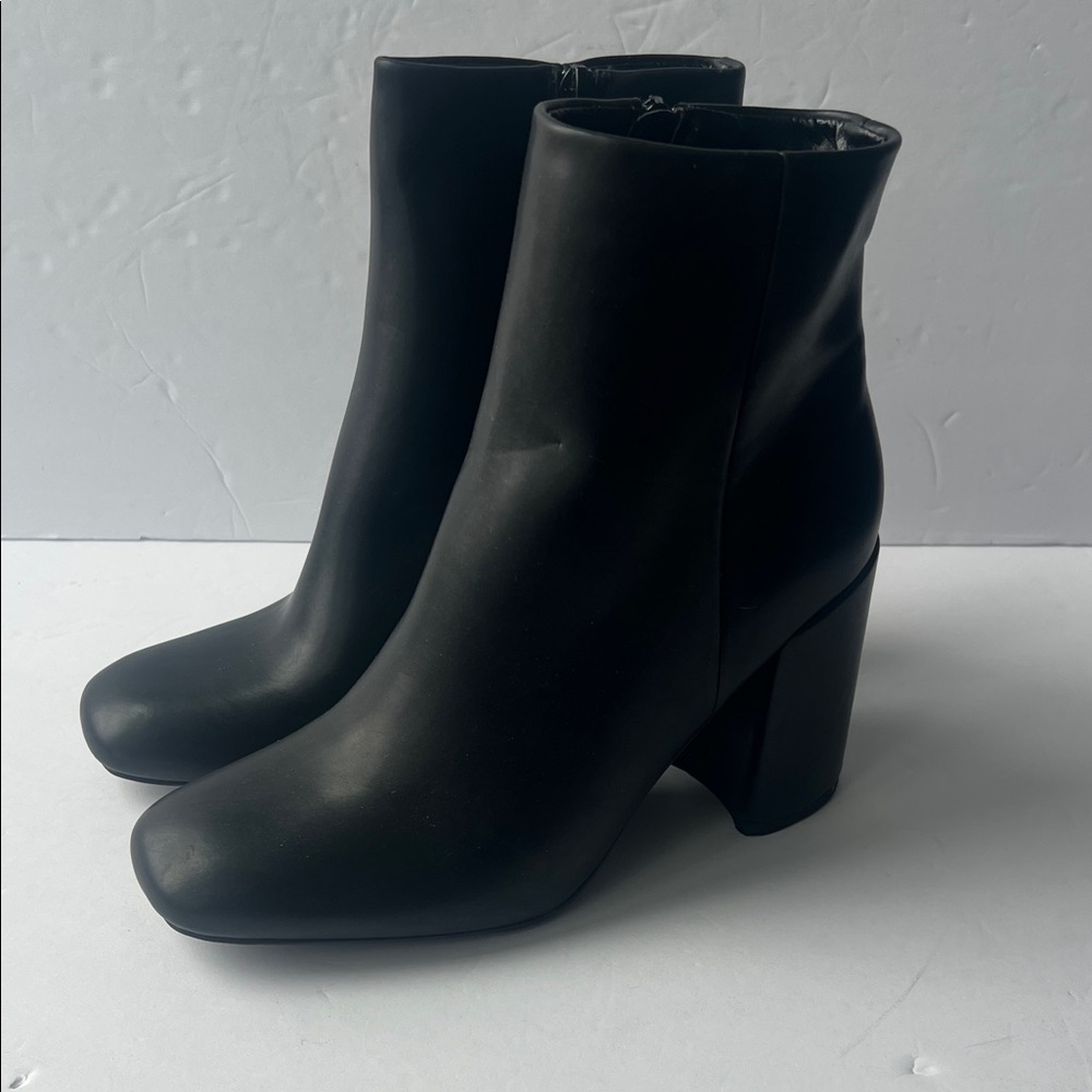 Madden Girl Women's While Ankle Boot Size 8M